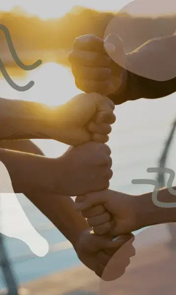 plusieurs mains de personnes différentes côte à côte